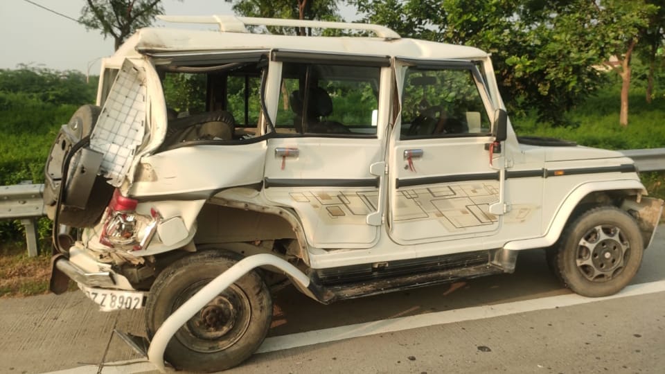 Prayagraj Road accident Four people including a retired soldier and his wife died and three women were injured
