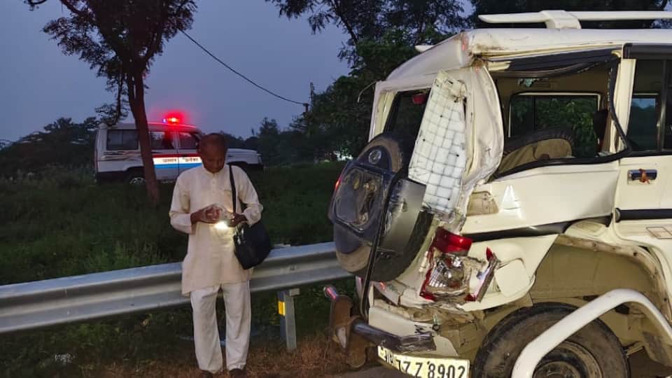 Prayagraj Road accident Four people including a retired soldier and his wife died and three women were injured