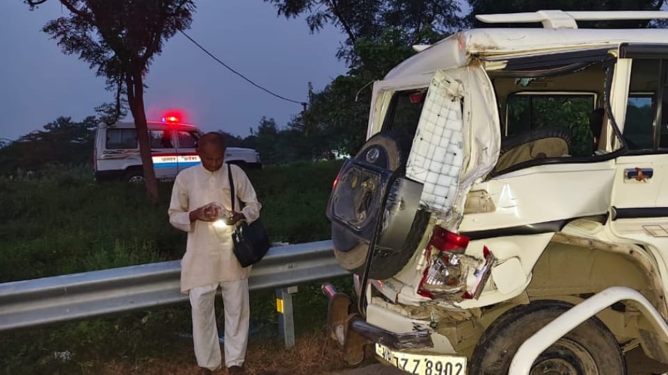 Prayagraj Road accident Four people including a retired soldier and his wife died and three women were injured