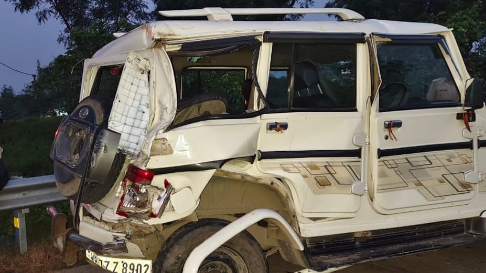 Prayagraj Road accident Four people including a retired soldier and his wife died and three women were injured
