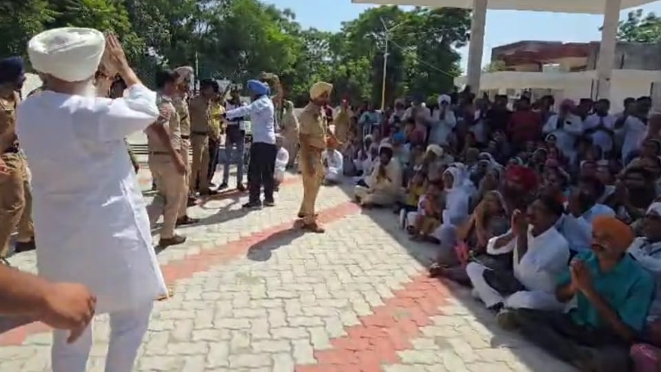 जेेल के बाहर श्रद्धालुओं से मिलते डेरा ब्यास प्रमुख