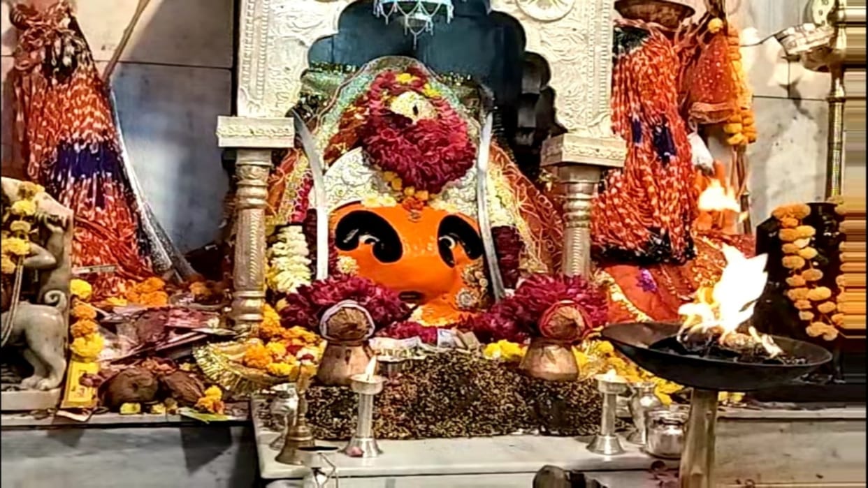 Shardiya Navratri 2025: Mata Chamunda, Prithviraj Chauhan’s Family Deity, Draws Huge Devotee Crowd