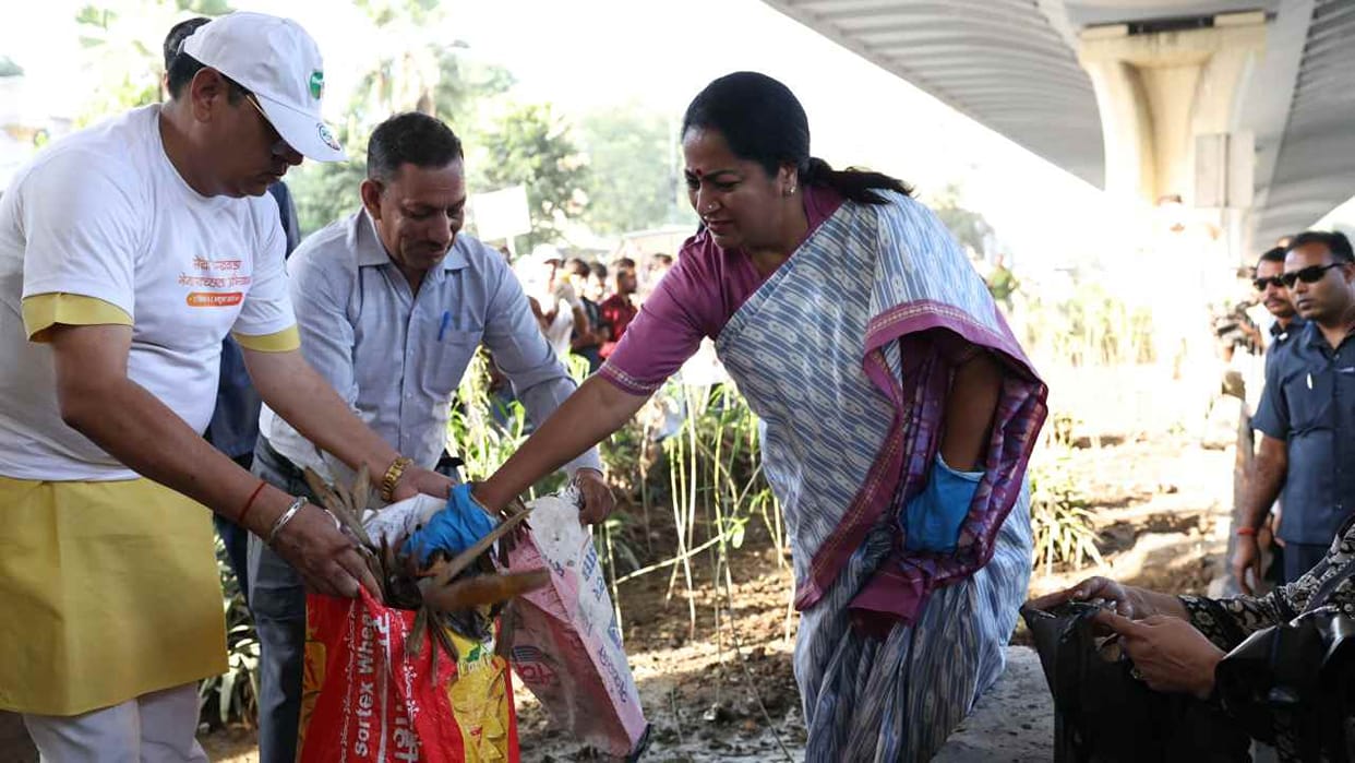 Delhi Cleanliness Drive CM Rekha Gupta Leads Anti-Litter Campaign seva pakhwada