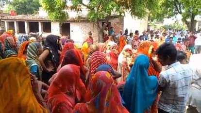 सरायममरेज में विवाहिता की मौत के बाद जुटी भीड़।