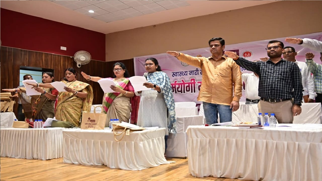 स्वस्थ नारी सशक्त परिवार के संबंध में दिलाई गई शपथ