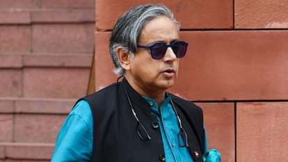 Congress MP Shashi Tharoor refused to attend the Veer Savarkar Award ceremony News In Hindi