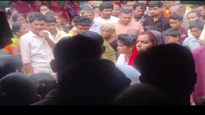 A lover who went to meet his married girlfriend in Surguja was caught red handed