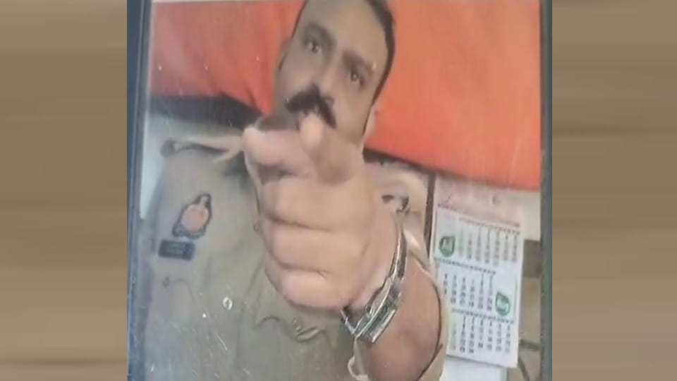 Kanpur: Diwan and PRV constable clash over handing over accused, video goes viral