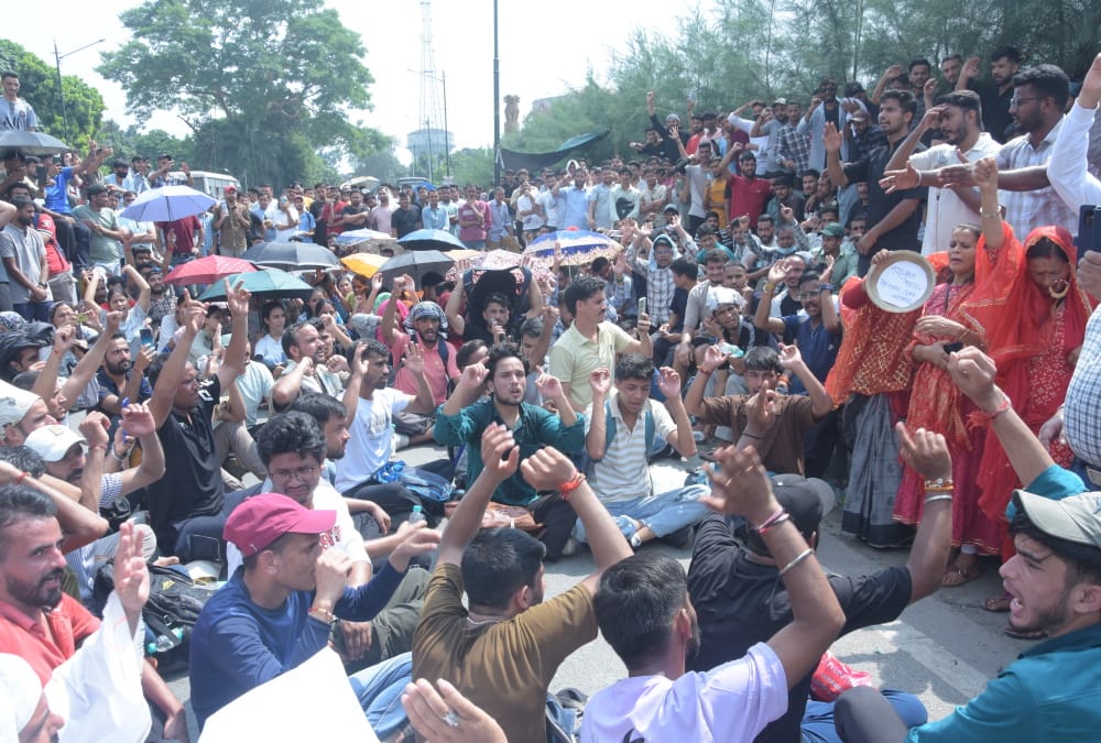 UKSSSC Paper Case Delegation talks with CM fail unemployed youth protest continues