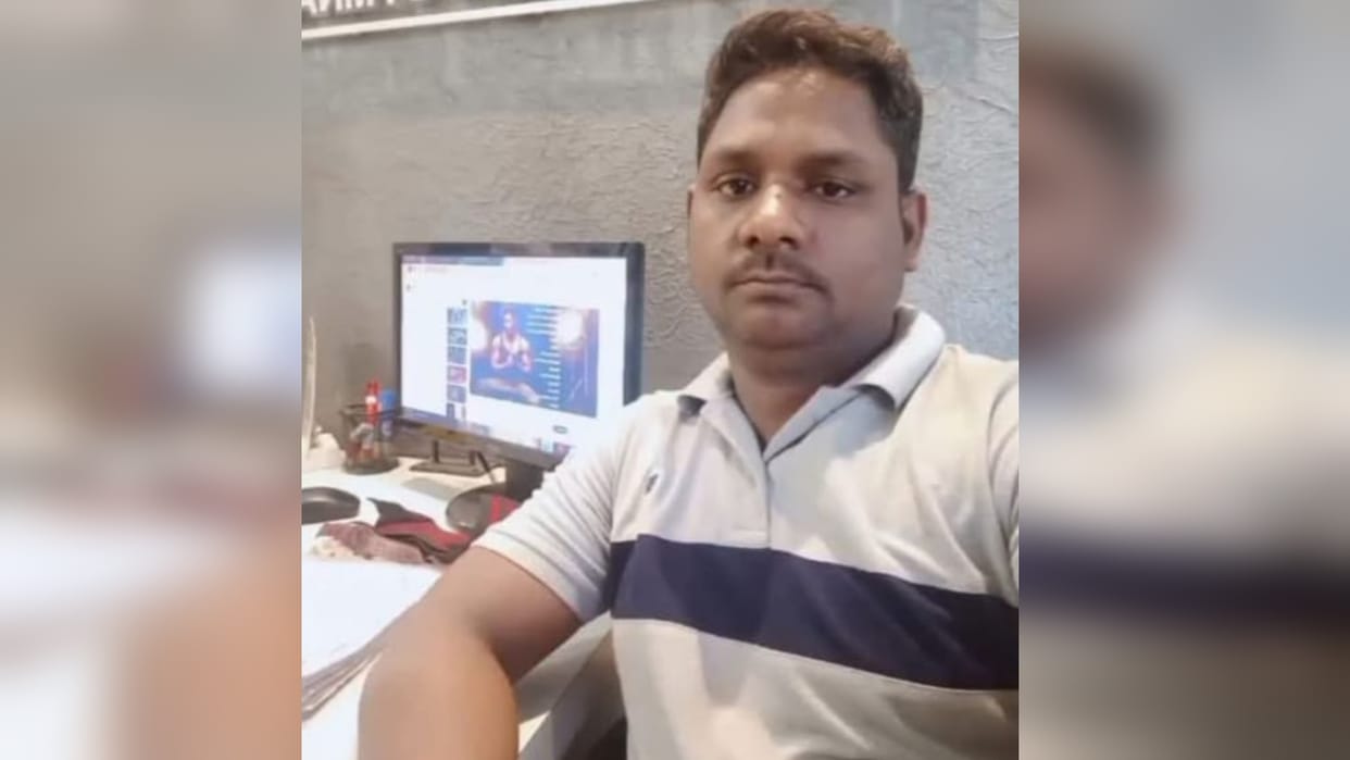 While singing aarti in Durga pandal, the microphone got electrocuted, one youth died