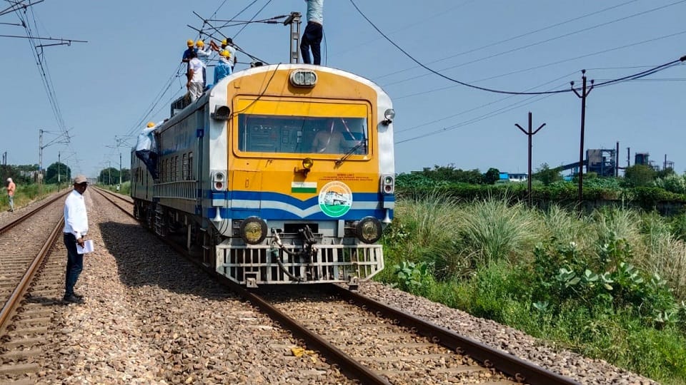 Amroha: Three express trains were stranded for two hours after the OHE line broke.