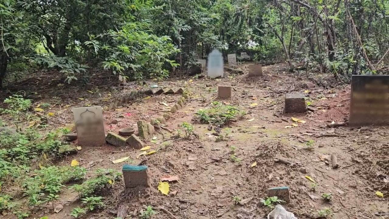 MP Crime News Man Caught Digging Women’s Graves Performing Dark Rituals Check full story in Hindi