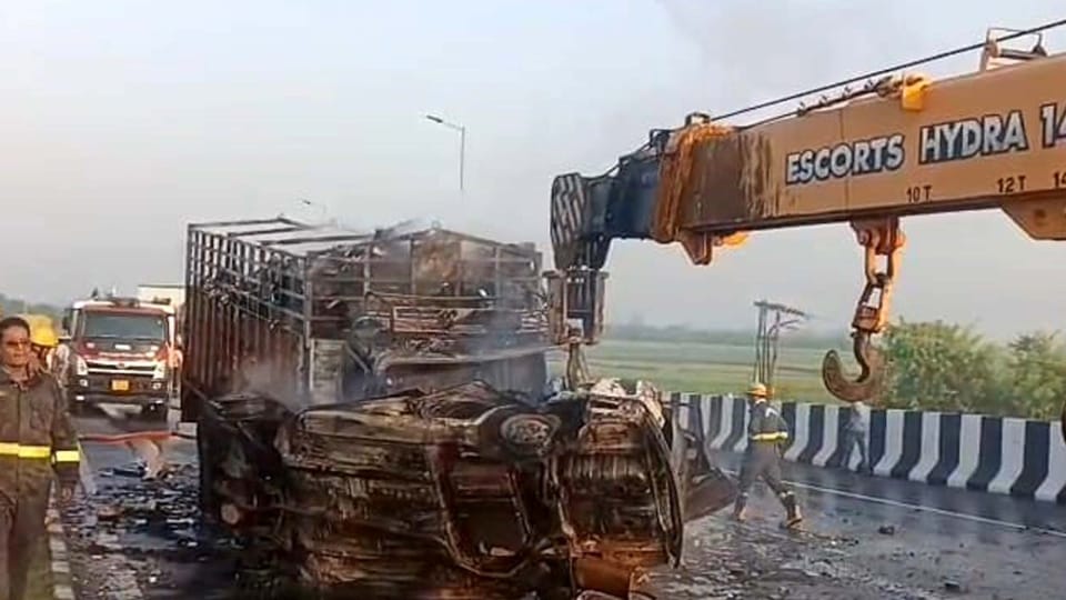 Big Road Accident in Aligarh five people including four friends burnt alive