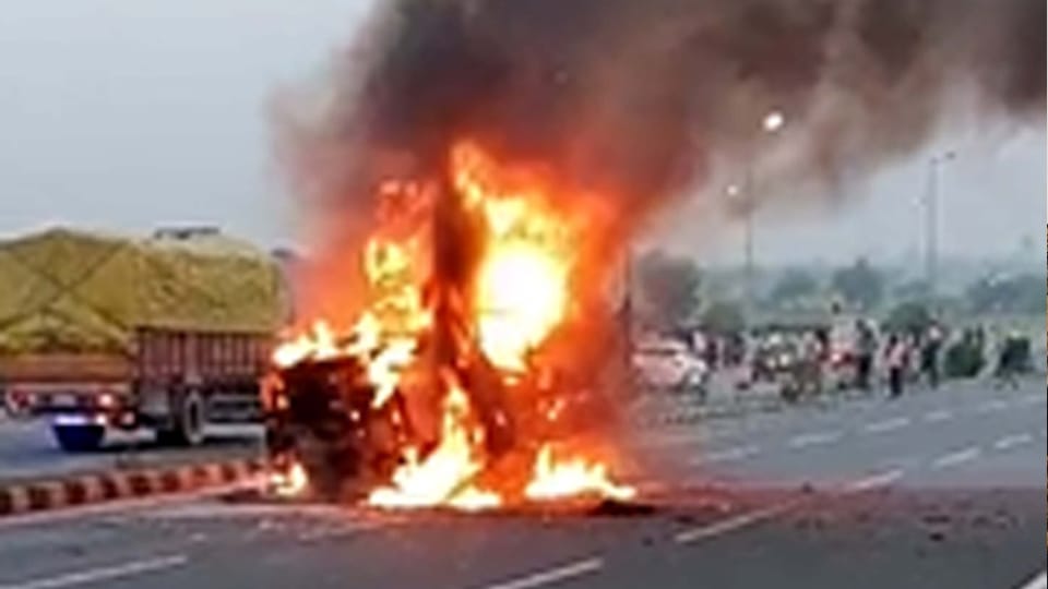 Big Road Accident in Aligarh five people including four friends burnt alive