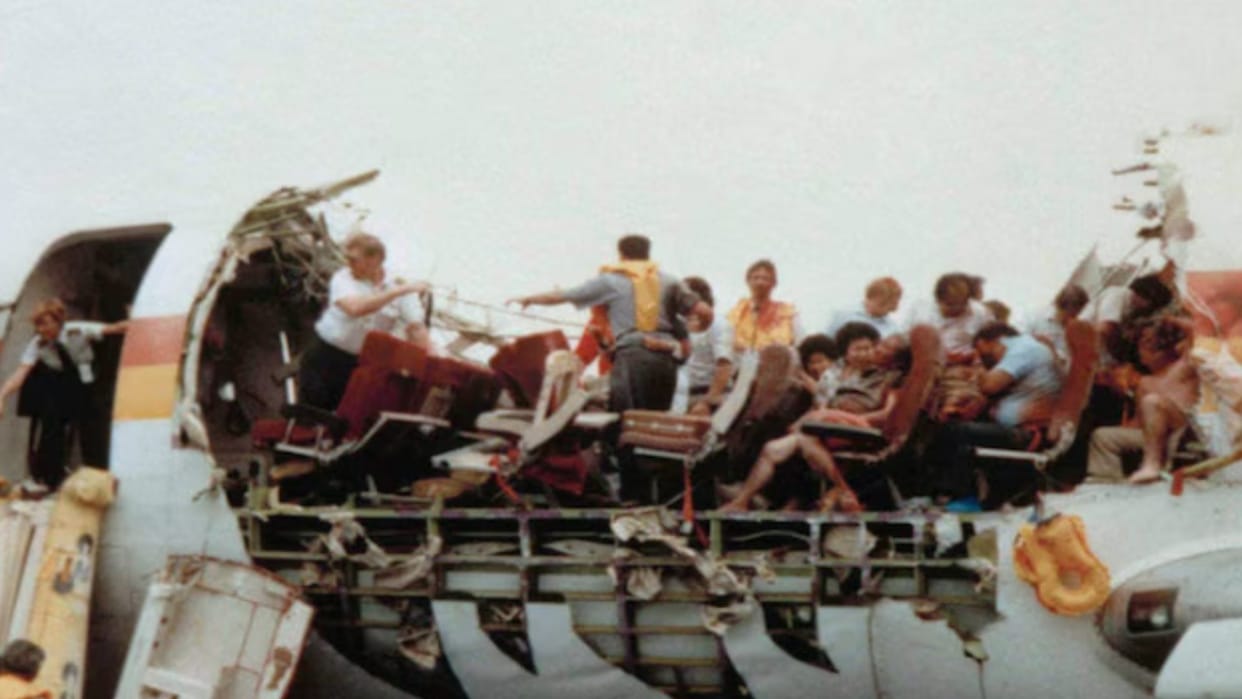 The Miracle Story Of How A US Plane Landed Safely After Losing Its Roof Mid-Flight