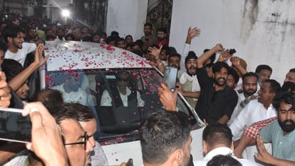 Azam Khan News: Samajwadi Party leader did not leave his house; supporters gathered outside his gate