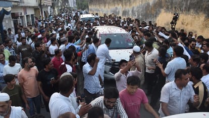 Azam Khan News: Samajwadi Party leader did not leave his house; supporters gathered outside his gate