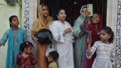 Azam Khan News: Samajwadi Party leader did not leave his house; supporters gathered outside his gate