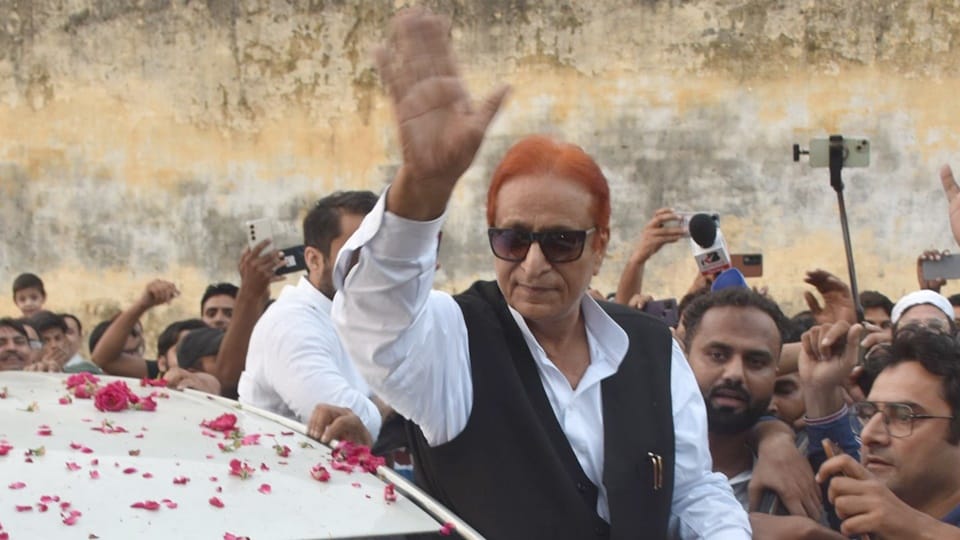 Azam Khan News: Samajwadi Party leader did not leave his house; supporters gathered outside his gate