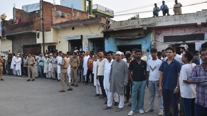 Azam Khan News: Samajwadi Party leader did not leave his house; supporters gathered outside his gate