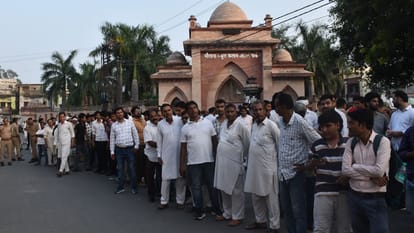 Azam Khan News: Samajwadi Party leader did not leave his house; supporters gathered outside his gate