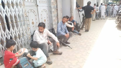 Azam Khan News: Samajwadi Party leader did not leave his house; supporters gathered outside his gate