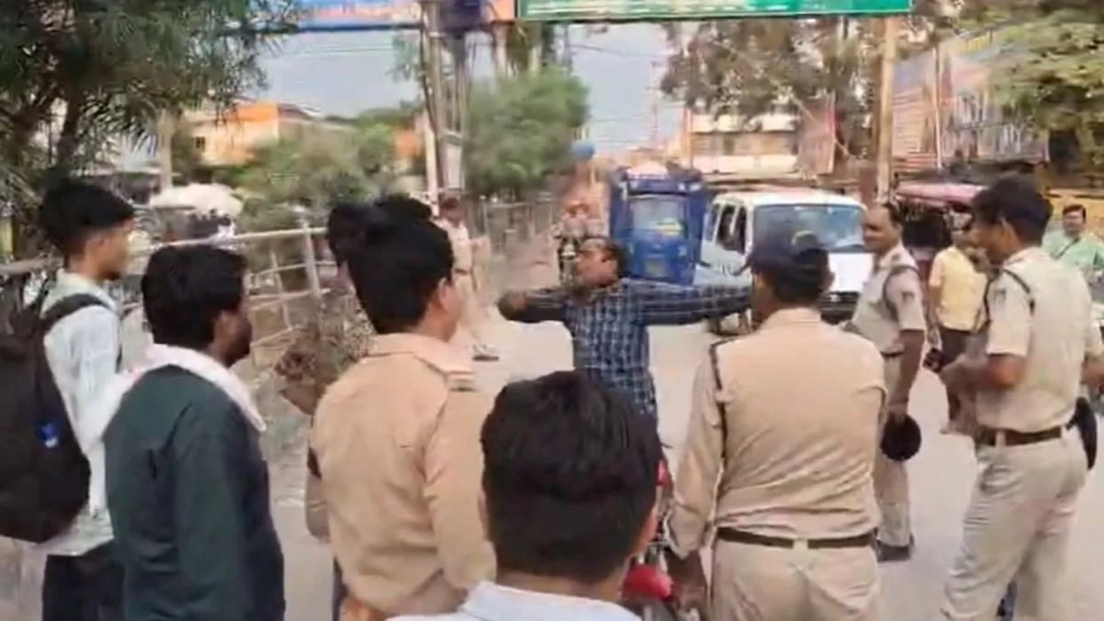 When the police came to check the bike the man started a drama scuffled and then said hit me Video Viral