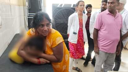 बेटी को सीने से लगाकर रोती मां