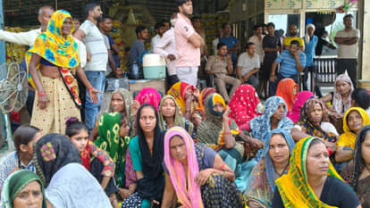 घटनास्थल पर रोती बिलखती महिलाएं