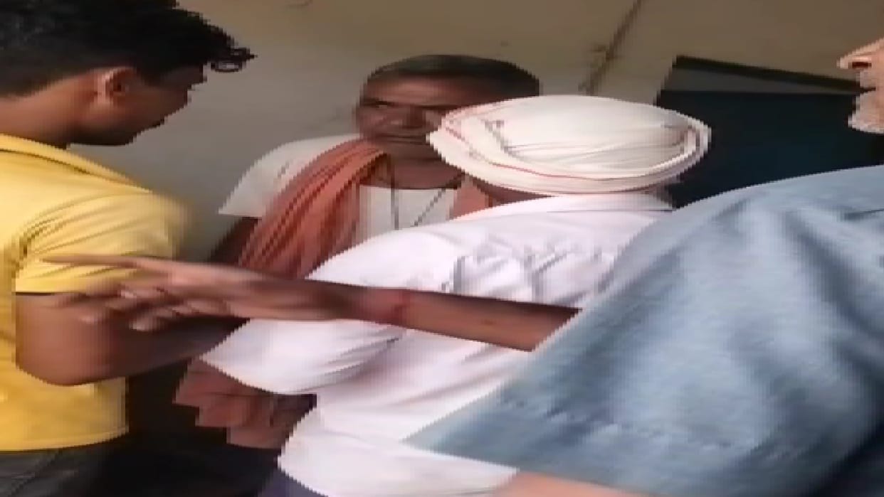 Cardholder assaulted at ration shop in Piprol village, video goes viral in Chhattisgarh