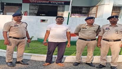 Sarpanch extorted 22,000 rupees from villagers, threatened to send them to jail, accused arrested in Cg
