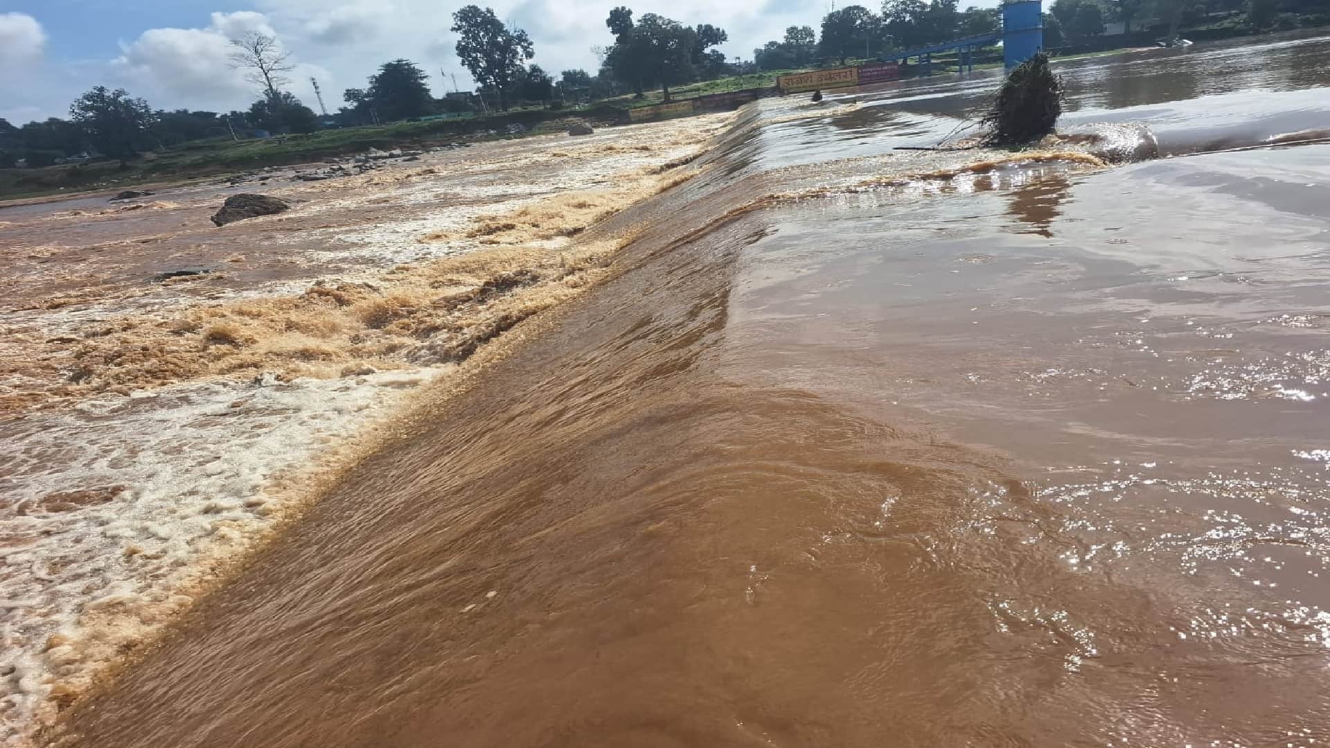 जन संसाधन विभाग की लापरवाही से बढ़ा बाढ़ का खतरा