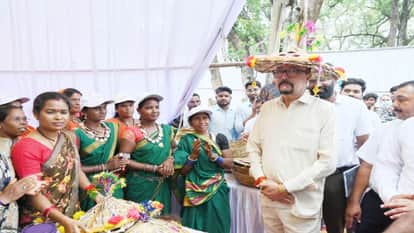 Governor Ramen Deka praised the skills of the Lakhpati Didis and gave tips on how to move ahead in Kabirdham