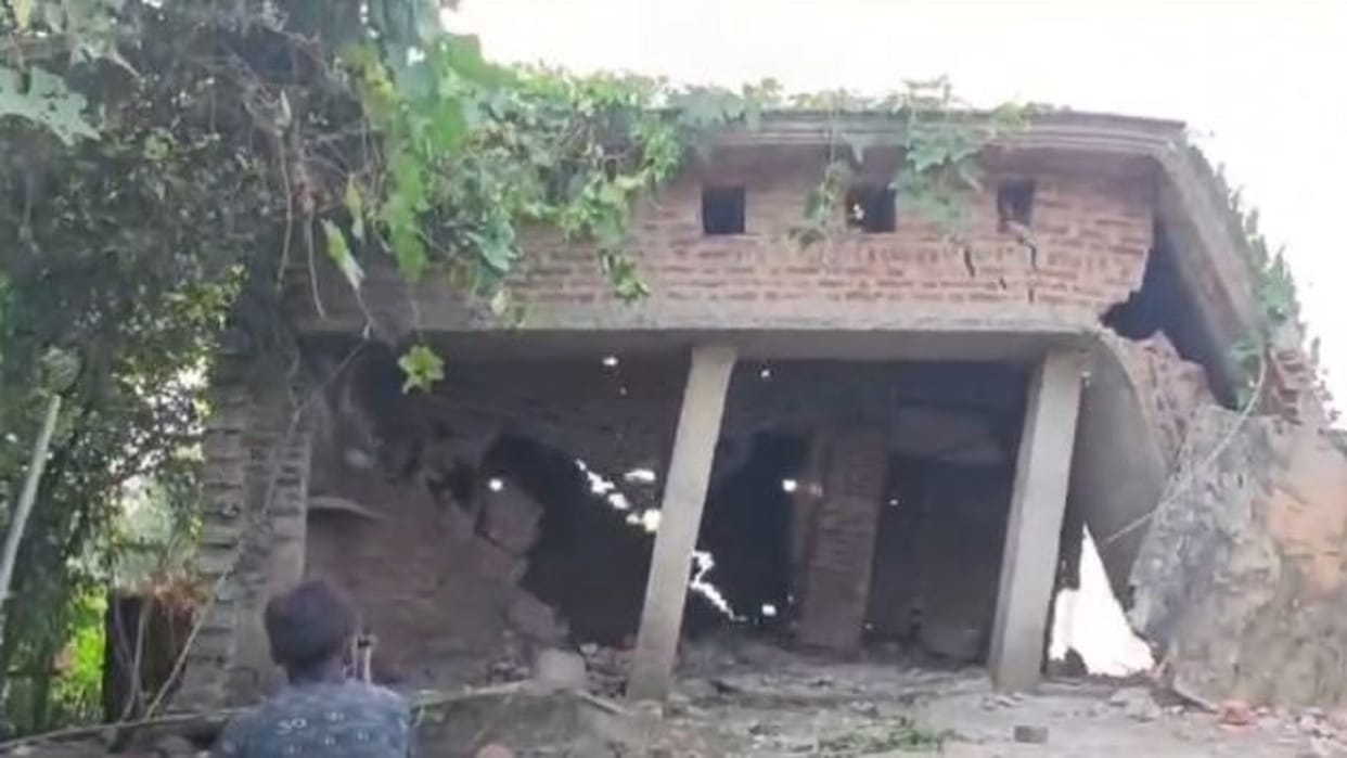 many houses of Grant 12 village fell into the sharda river due to the erosion in Lakhimpur kheri
