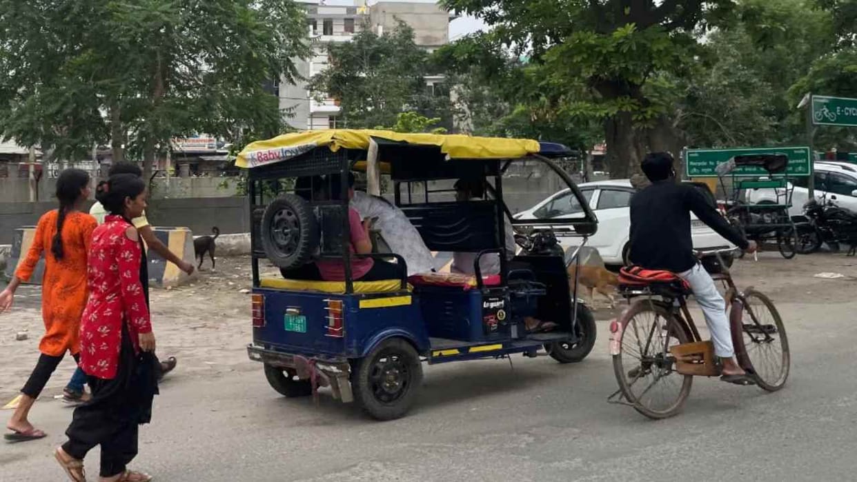Class 12 student dies and three injured after e-rickshaw overturns
