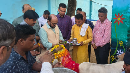 Kanpur: Cabinet Minister arrived to inspect Kanha Gaushala, performed cow worship, also fed jaggery and banana