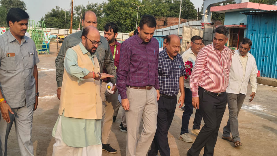 Kanpur: Cabinet Minister arrived to inspect Kanha Gaushala, performed cow worship, also fed jaggery and banana