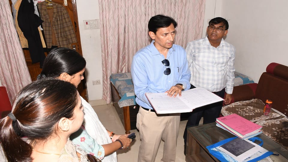 Kumaon Commissioner Deepak Rawat inspected Haldwani Tehsil