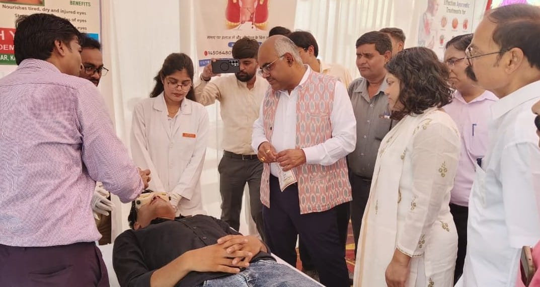 Kanpur Demonstration of removing baldness through Jaloka therapy exhibition on National Ayurveda Day