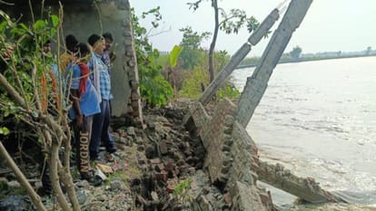 many houses of Grant 12 village fell into the sharda river due to the erosion in Lakhimpur kheri