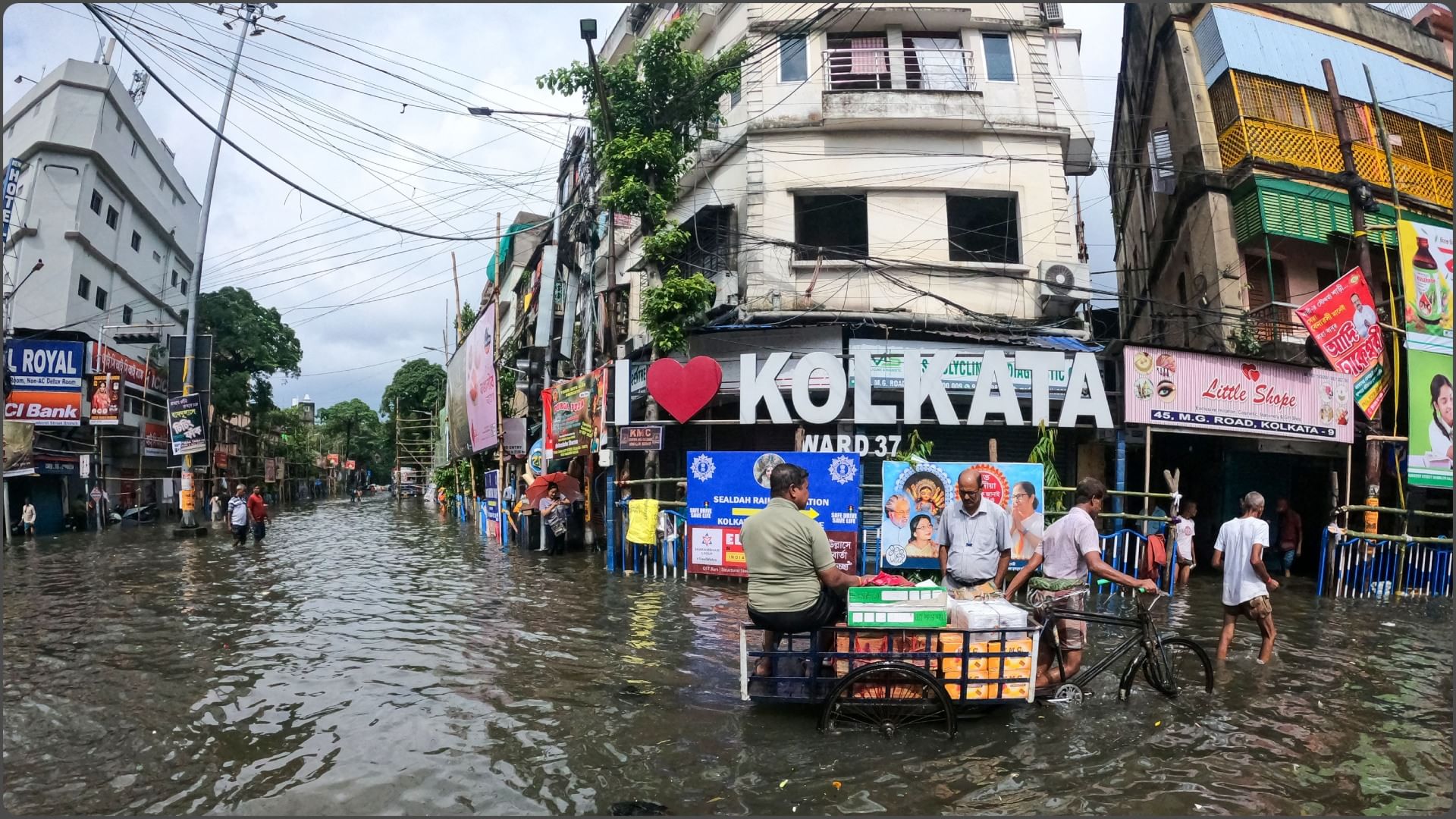 Kolkata receives 20% of its annual rainfall in one night, precarious situation ahead of Durga Puja