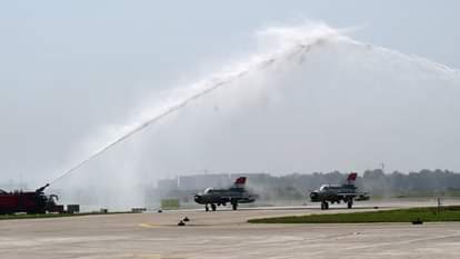 मिग-21 को वाटर कैनन सैल्यूट दिया गया।