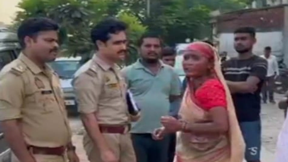 Kanpur: Three con artists stole jewelry worth lakhs from two women