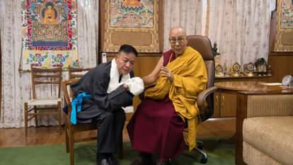 मैक्लोडगंज में तिब्बती धर्मगुरु दलाईलामा से मिलते हुए सीटीए अध्यक्ष पेंपा सेरिंग