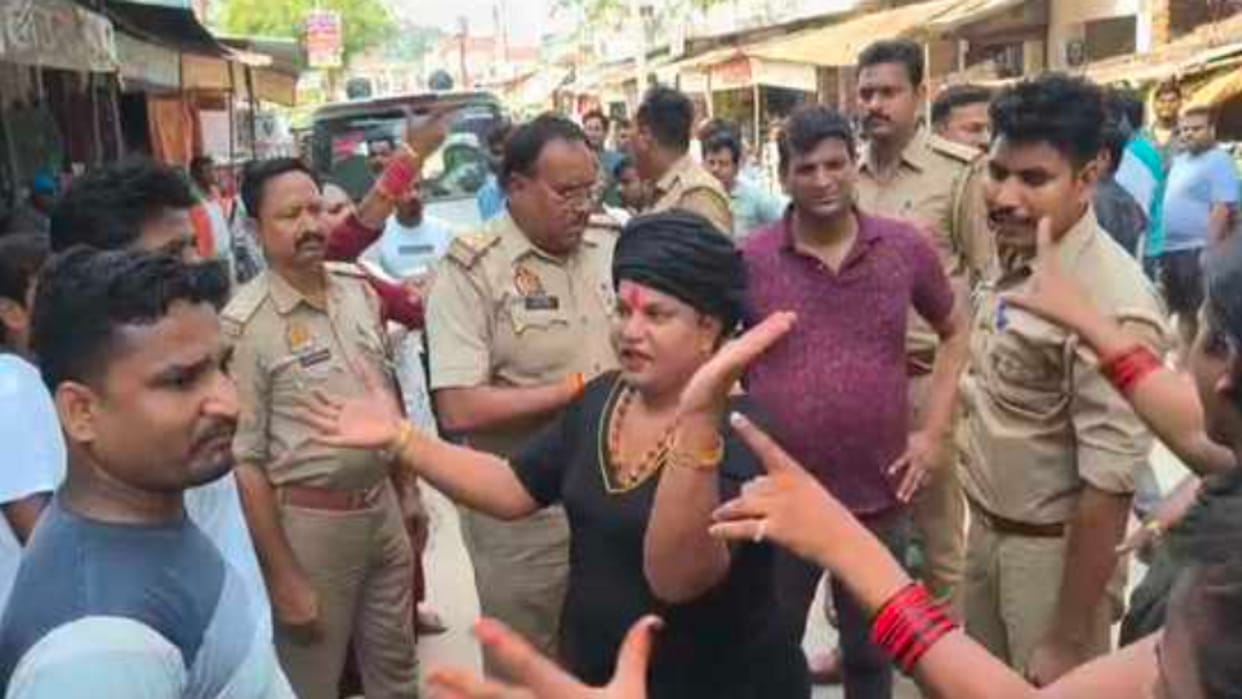 Two groups of eunuchs clashed over extortion, took off their clothes and protested on the road for one and