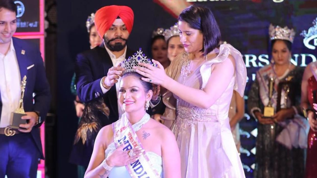 Jhansi: Neha Tiwari became the winner of 'Diwalicious Mrs. India Universe 2025' in Jaipur.