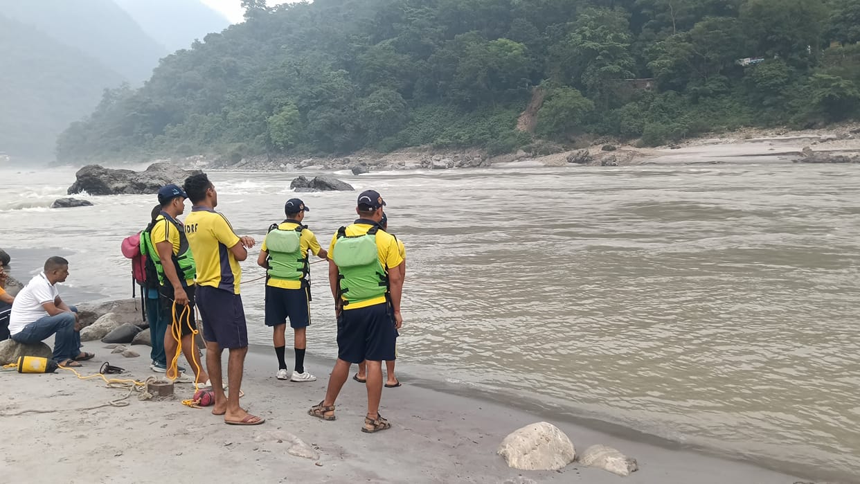 Rishikesh News  Boy and Girl swept away while bathing in Ganga at Neem Beach girl's body recovered