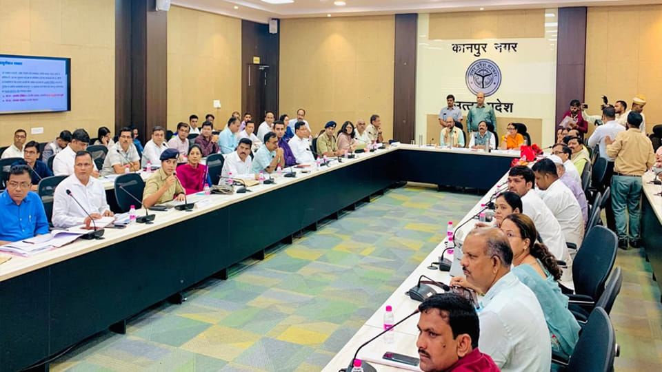 UP: Minister in charge reviewed law and order and development works, said- curb crimes against women