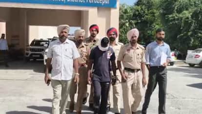 पुलिस हिरासत में आरोपी।