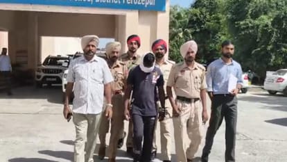 पुलिस हिरासत में आरोपी।